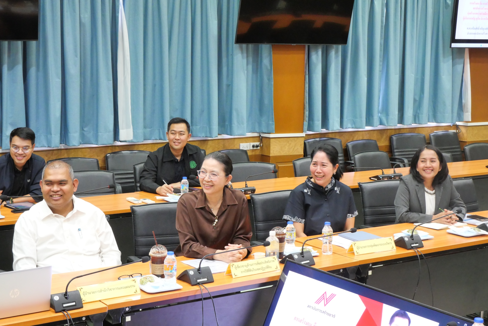 title - สำนักงานการปฏิรูปที่ดินเพื่อเกษตรกรรม ส.ป.ก. ต้อนรับคณะสถาบันการสร้างชาติ (สกสช.)&nbsp;Nation-Buliding Institute (NBI) ในการเข้าเยี่ยมหน่วยงานองค์กรของ ส.ป.ก.